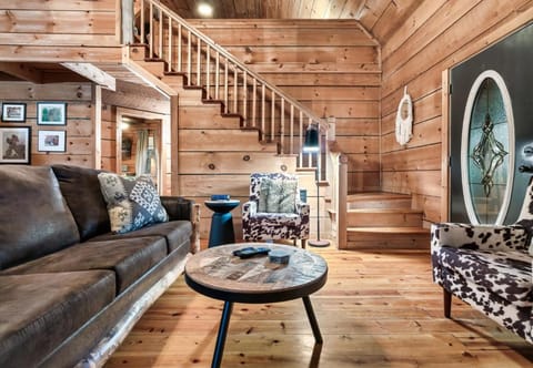 Secluded Getaway, Arcade Game, Hot Tub , Fire Pit House in Sevier County