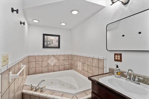 GrandVictorian Sale Sleeps23 ArcadeGameFloor BBQ House in Milwaukee