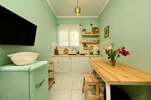 Kitchen or kitchenette, Dining area, stove