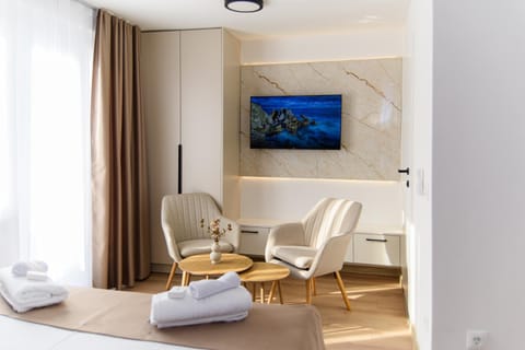 Bed, TV and multimedia, Seating area