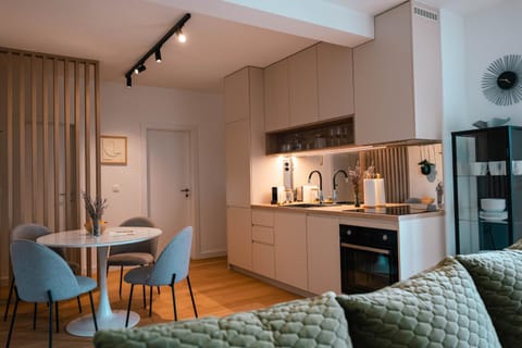 Coffee/tea facilities, Kitchen or kitchenette, Living room, Seating area, Dining area, dishwasher, stove