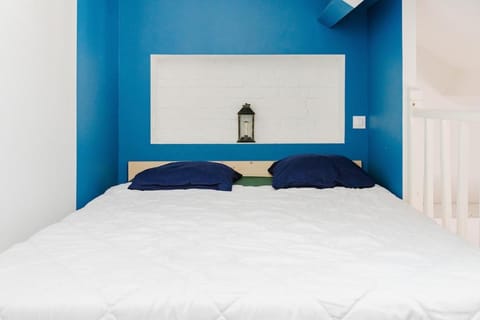 Bed, Photo of the whole room, Bedroom, internet