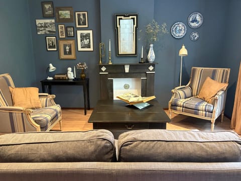 Living room, Seating area