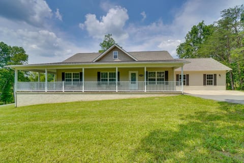 Wraparound Porch Home Near Dtwn Crossville! House in Crossville