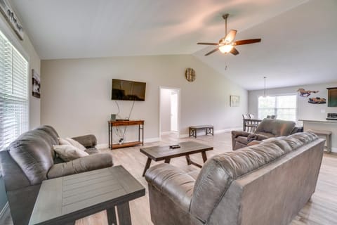 Wraparound Porch Home Near Dtwn Crossville! House in Crossville