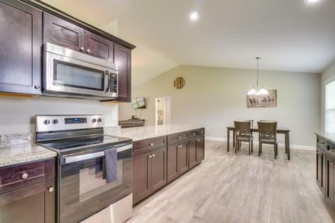 Wraparound Porch Home Near Dtwn Crossville! House in Crossville