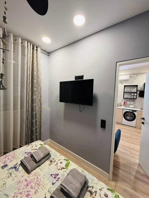 Bed, TV and multimedia, Photo of the whole room, Bedroom, towels