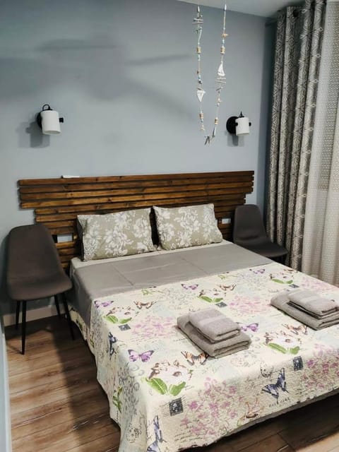 Bed, Photo of the whole room, Bedroom, towels