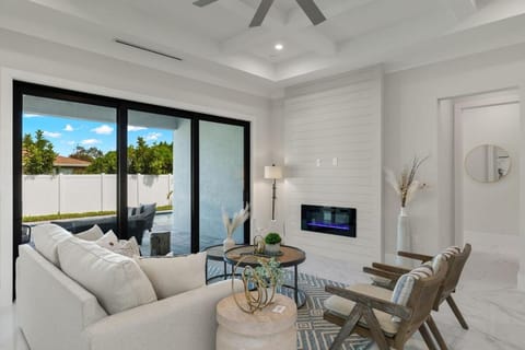 Luxury Suites Pool Fast Internet Close to Vanderbilt Beach House in Naples Park