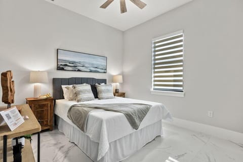 Luxury Suites Pool Fast Internet Close to Vanderbilt Beach House in Naples Park