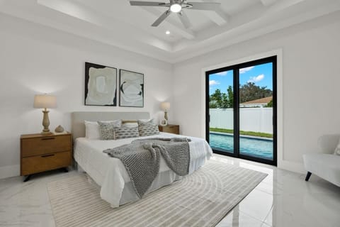 Luxury Suites Pool Fast Internet Close to Vanderbilt Beach House in Naples Park