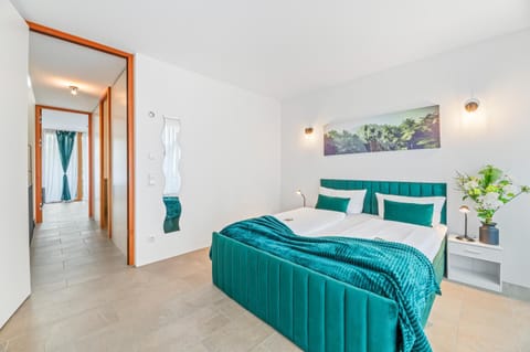 Bed, TV and multimedia, Balcony/Terrace, Balcony/Terrace, Bedroom, Lake view, wardrobe