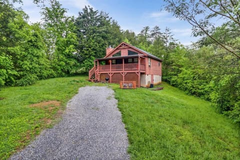 Private Smokies Escape, Dog-Friendly & Fireplace House in Sevierville