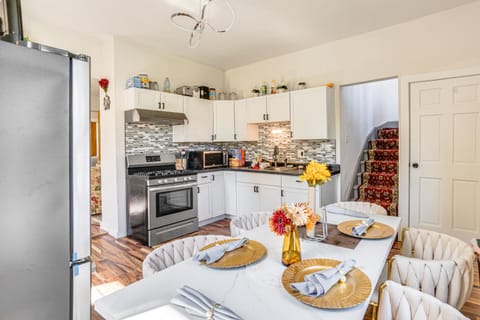 2 Mi to Dtwn Milwaukee Family Home with Yard House in Milwaukee