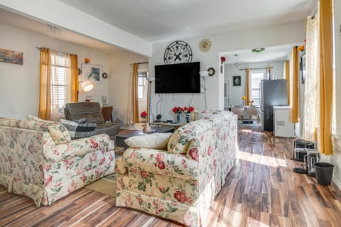 2 Mi to Dtwn Milwaukee Family Home with Yard House in Milwaukee