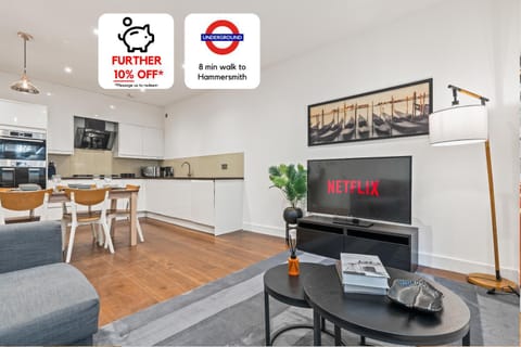 TV and multimedia, Kitchen or kitchenette, Living room, Seating area, Dining area
