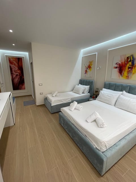 Bed, Photo of the whole room, Seating area, Bedroom, towels