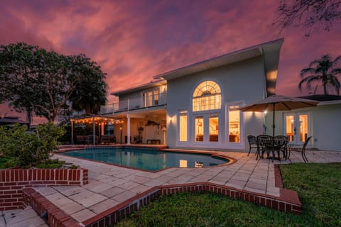 Luxury Villa - Waterfront 5BR with kayaks House in Town N Country