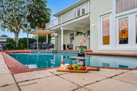 Luxury Villa - Waterfront 5BR with kayaks House in Town N Country