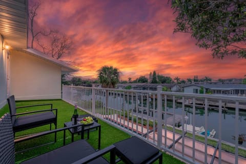 Luxury Villa - Waterfront 5BR with kayaks House in Town N Country