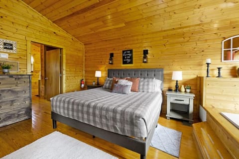 Great View Location Studio Log Cabin Hot Tub Cabin in Pittman Center