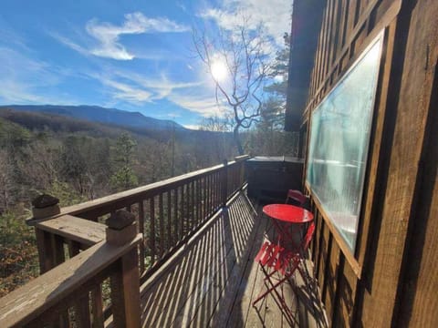 Great View Location Studio Log Cabin Hot Tub Cabin in Pittman Center