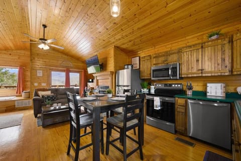 Great View Location Studio Log Cabin Hot Tub Cabin in Pittman Center