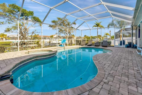 Waterfront Pool House with Heated Pool House in Apollo Beach