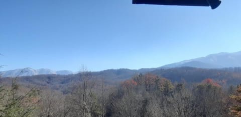 Great View Location Studio Log Cabin Hot Tub Cabin in Pittman Center