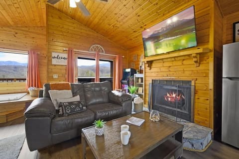 Great View Location Studio Log Cabin Hot Tub Cabin in Pittman Center