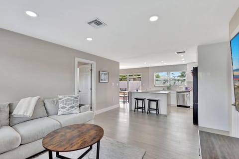 Sunshine Villa - with Private Pool House in Palm Beach Gardens