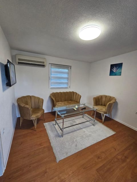 TV and multimedia, Living room, Seating area, air conditioner