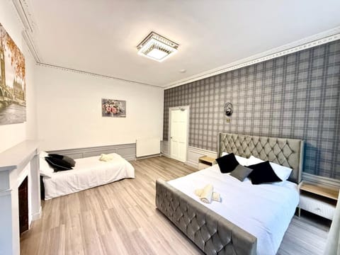 Bed, Photo of the whole room, Seating area, Bedroom, towels
