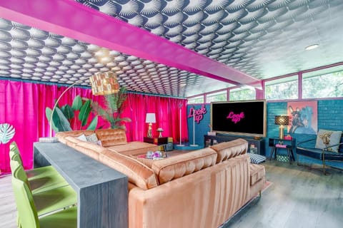 Communal lounge/ TV room, Karaoke, Living room, Seating area, Dining area, Entertainment