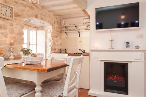 TV and multimedia, Coffee/tea facilities, Kitchen or kitchenette, Living room, Dining area, Area and facilities