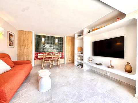 TV and multimedia, Living room, Dining area, air conditioner