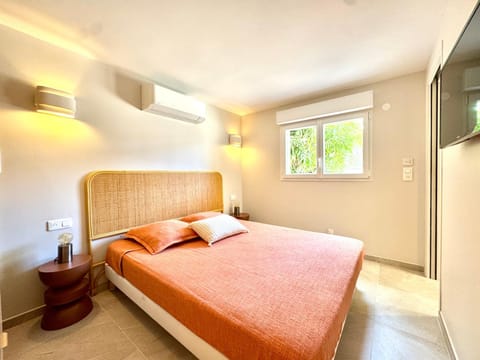 Bed, TV and multimedia, Photo of the whole room, Bedroom, air conditioner