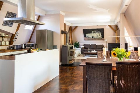 TV and multimedia, Kitchen or kitchenette, Living room, Seating area, Dining area