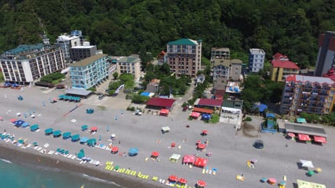 Restaurant/places to eat, Facade/entrance, Neighbourhood, Natural landscape, Floor plan, Beach