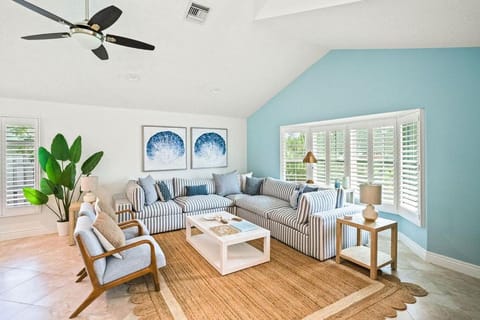 Steps 2 Beach PoolSPA Game Room Pool Table House in Riviera Beach