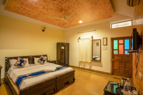 Bed, TV and multimedia, Photo of the whole room, Bedroom, fireplace, towels, wardrobe, air conditioner