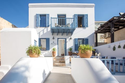 Property building, Patio, Day, Balcony/Terrace