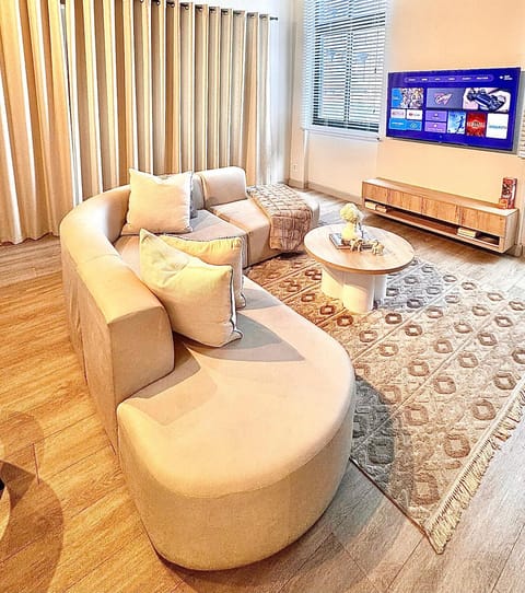 Communal lounge/ TV room, TV and multimedia, Living room, Seating area, Evening entertainment