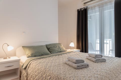 Bed, Photo of the whole room, Bedroom, towels, air conditioner