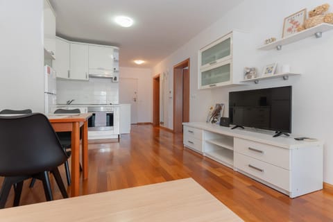 Kitchen or kitchenette, Dining area, oven, stove