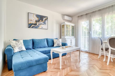 Living room, Seating area, Dining area, air conditioner