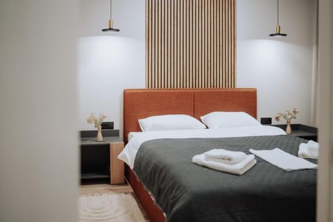 Bed, Bedroom, towels
