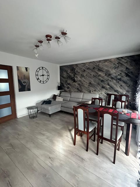 Communal lounge/ TV room, TV and multimedia, Living room, Seating area, Dining area