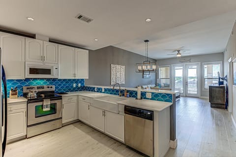 Chic 3BDR for 6 with Pool & Hot Tub Overlooks Marina House in Lake Lyndon B Johnson