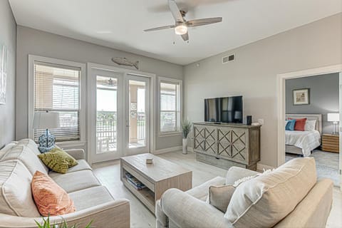 Chic 3BDR for 6 with Pool & Hot Tub Overlooks Marina House in Lake Lyndon B Johnson